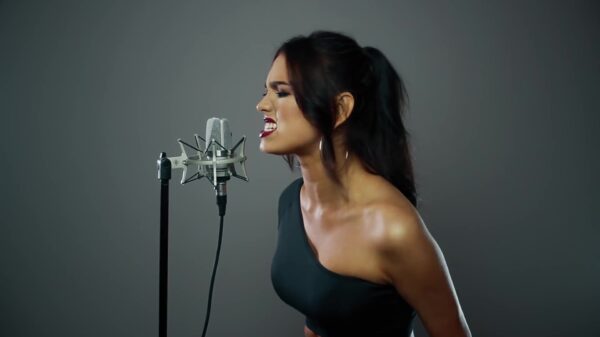 Metalchick met strot als schuurpapier doet heerlijke Metallica-medley