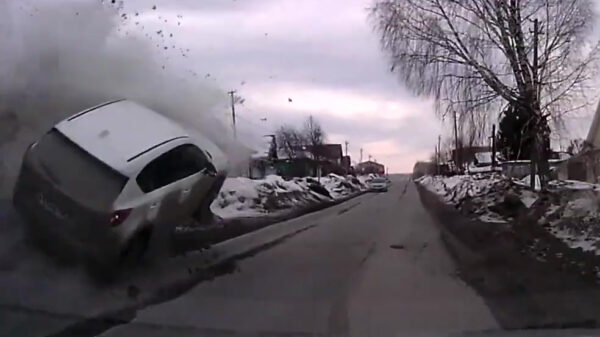 Bestuurder van Mazda CX-5 maakt harde klapper na idiote inhaalactie