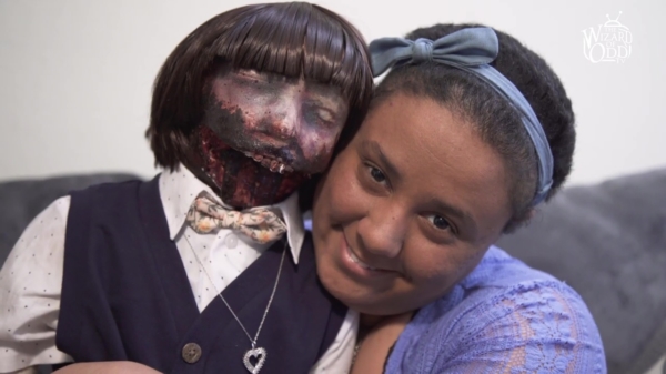 Amerikaans gekkie is getrouwd met een zombie-pop