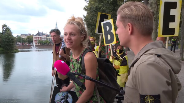 Dennis Schouten weet Extinction Rebellion-dame vrij snel het water in te krijgen