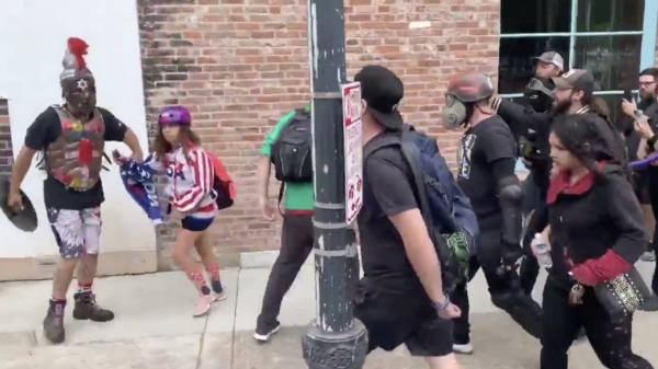 Klein meisje vanwege Amerikaanse kleding belaagd door Antifa-tuig