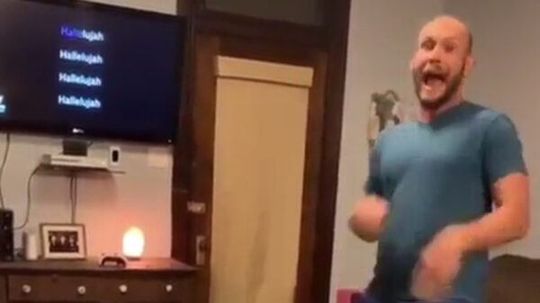 Vrouw laat echtgenoot zich het apezuur schrikken tijdens zangsessie