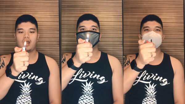 Kerel demonstreert met behulp van een aansteker het verschil in mondkapjes