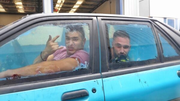 Australiërs hebben last van de hitte en gaan onderwater-autorijden