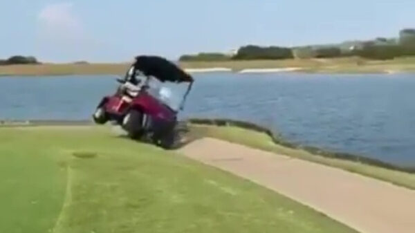 Met een golfkarretje een iets te strak bochtje nemen