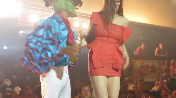 Nachtclub vermaakt bezoekers door dames op een plaatselijk windje te trakteren