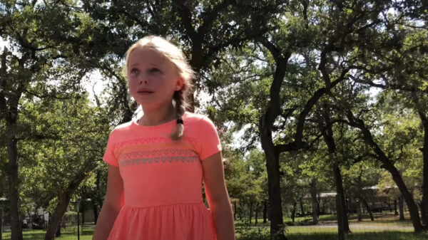 Hartverscheurend: 9-jarig meisje wettelijk verplicht naar haar moeder en mishandelende vriend te gaan