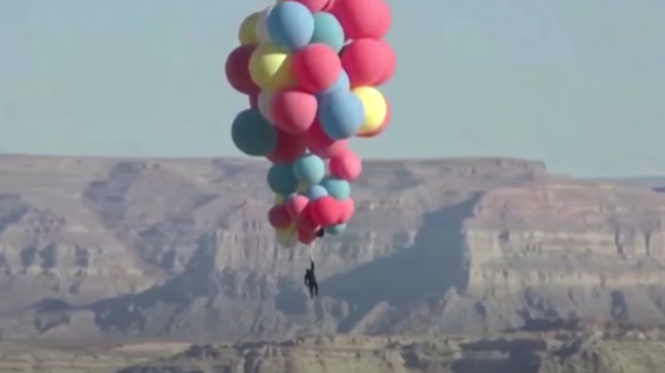 David Blaine gaat aan een lading ballonnen ruim 6 kilometer de lucht in