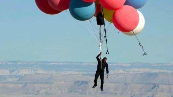 David Blaine gaat aan een lading ballonnen ruim 6 kilometer de lucht in