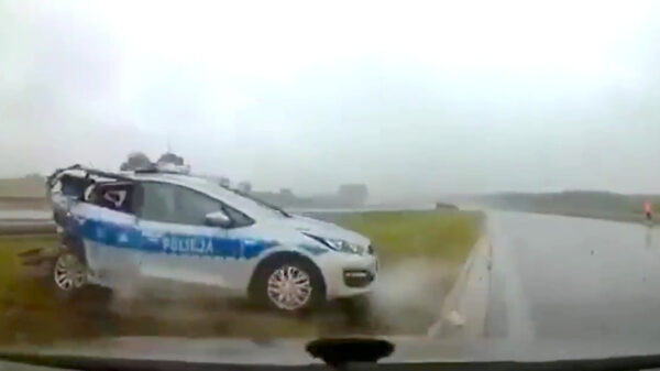 Poolse verkeersprutser aquaplanet zo een ander ongeluk in