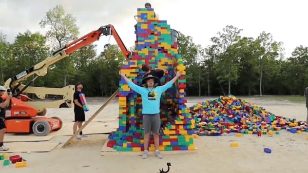 MrBeast bouwt de allerhoogste LEGO-toren ooit