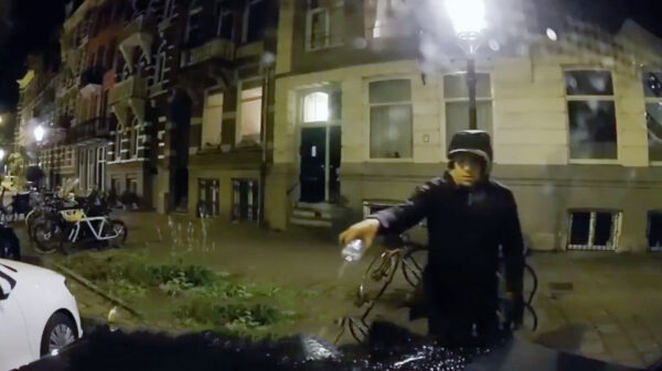 Heterdaadje: Mercedes G-klasse in brand gezet door een anonieme capuchon