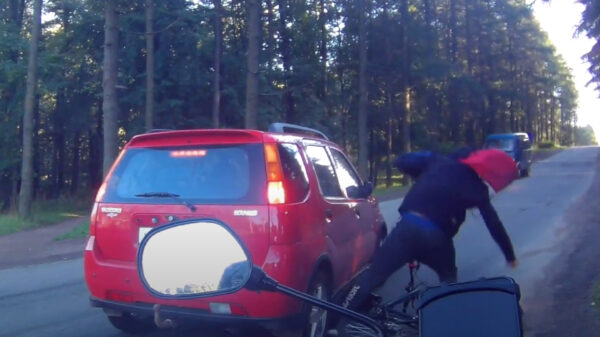 Nog meer bewijs dat bellend fietsen knap gevaarlijk kan zijn