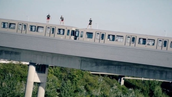Mafkezen springen van een rijdende metro in rivier in Wenen