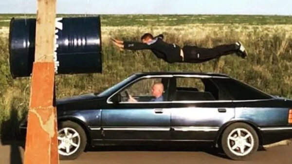 Stuntman vliegt met 70 kilometer per uur door een stalen buis