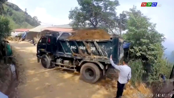 Vietnamese vuilniswagen stopt niet op tijd en glijdt de afgrond in