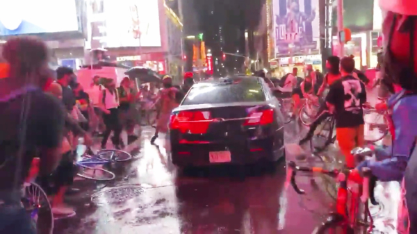 Autobestuurder rijdt dwars door BLM-protest in New York