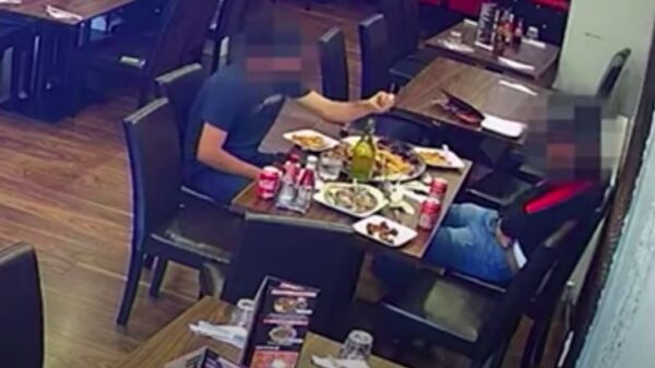 Smeerlappen gooien eigen schaamhaar over hun eten zodat ze niet hoeven betalen