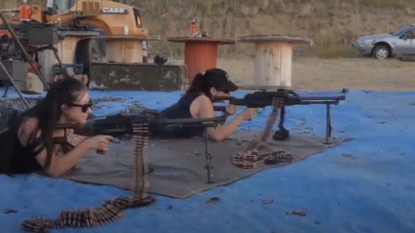 Een compilatie met vurige dames die er flink op los knallen