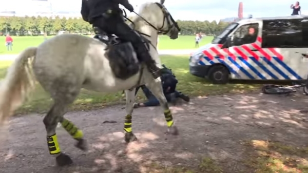 Politie in Den Haag grijpt in bij alweer een anti-coronademonstratie