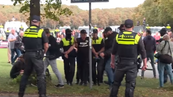 Politie in Den Haag grijpt in bij alweer een anti-coronademonstratie