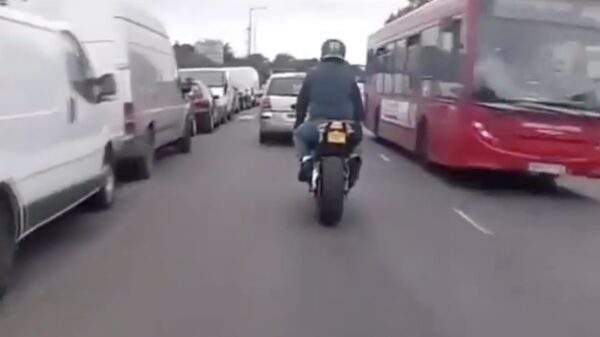 Stoere motorrijder slalomt tussen het verkeer door maar heeft daar al snel spijt van