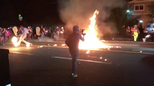 Antifa-schorriemorrie gooit molotov naar politie maar kan op zoek naar nieuwe sneakers