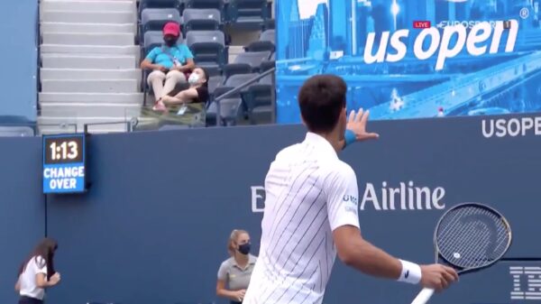 Djoković gediskwalificeerd op US Open nadat hij lijnrechter met bal raakt