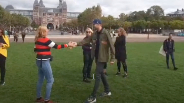 Lange Frans schudt iedereen gezellig de hand tijdens spoedwetdemonstratie in Amsterdam