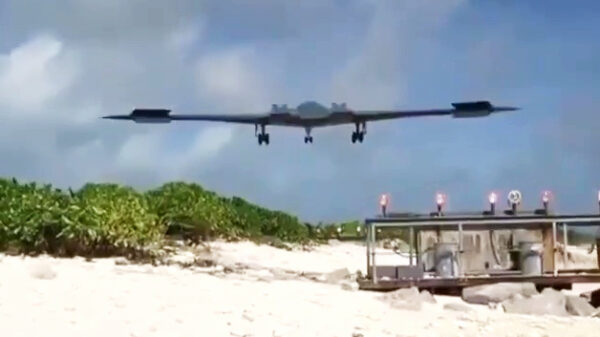 Een laag overvliegende B2 bommenwerper is verdomde indrukwekkend