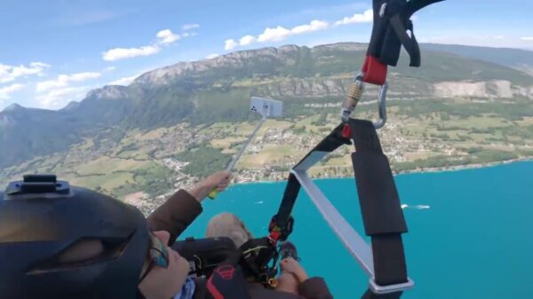 Paraglider kan echt van het uitzicht genieten nadat ze haar nieuwe iPhone laat vallen