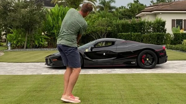 Ian Poulter oefent zijn golfswing met zijn peperdure Ferrari Aperta