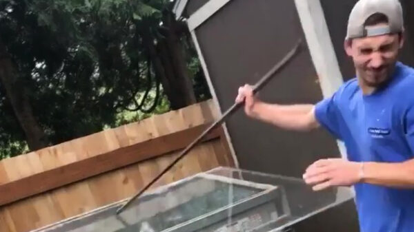 Het slopen van de glazen plaat verliep niet volgens planning