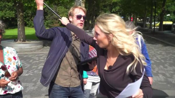 Agressieve gekkie gaat los tegen verslaggeefster tijdens anti-NOS-demonstratie