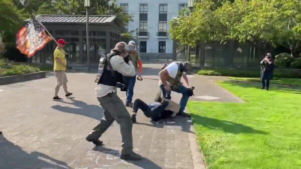 Amerikaanse 'Proud Boys' zijn de BLM-plunderaars zat en slaan terug