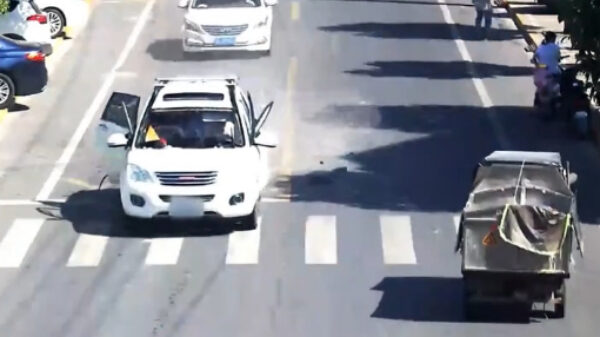 Auto vol met freon ontploft tijdens ritje op Chinese straat