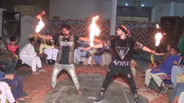 Dansen met vuur kun je beter aan professionals overlaten