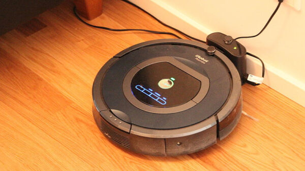 Roomba betrapt tijdens het maken van kleine robotjes