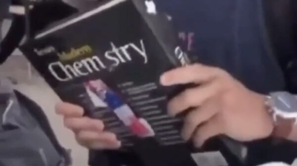 Bro, hier heb je je boek terug