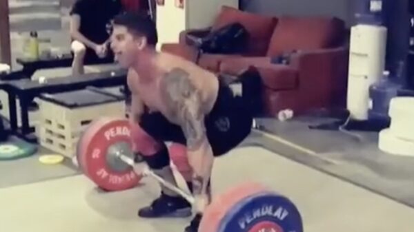 Powerlifter gaat tijdens poging tegen de vlakte