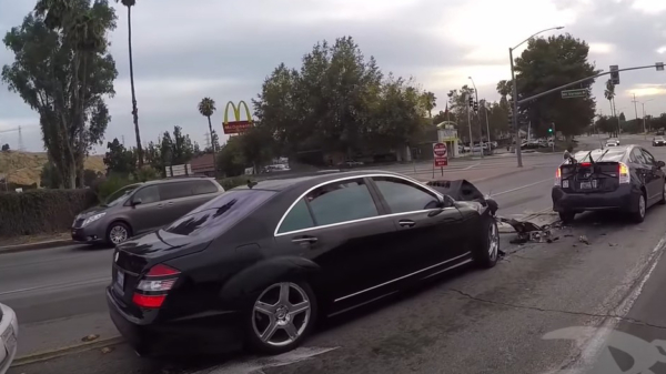 Motorrijder achtervolgt Mercedes-brokkenpiloot die probeert te vluchten na aanrijding