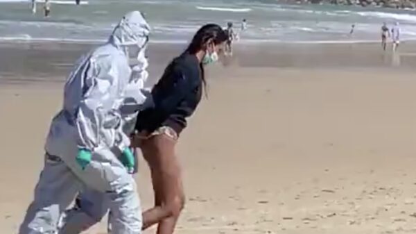 Spaanse lifeguardesse test positief op COVID-19; gaat lekker naar het strand