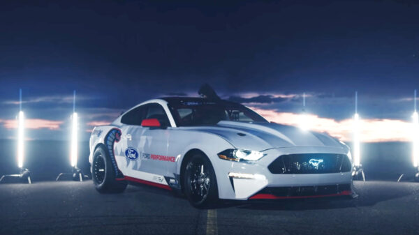 Ford Mustang Cobra Jet 1400 knalt met 1502 pk over de dragstrip