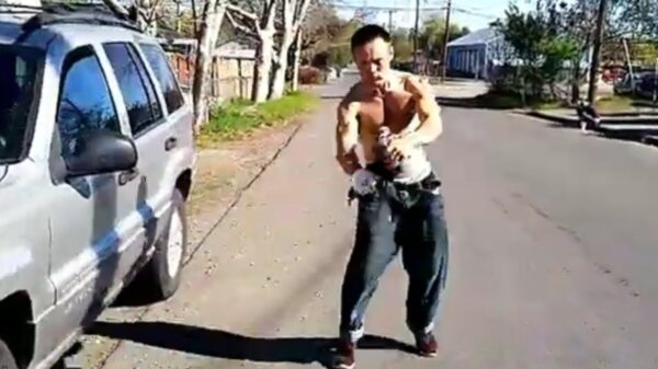 Amerikaan heeft ergens van zitten snoepen en stuitert de buurt door