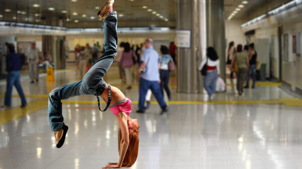 Dat is nog eens een spannende handstand