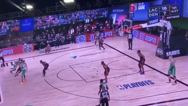 Kanye die een potje basketbal op zijn nieuwe scherm kijkt