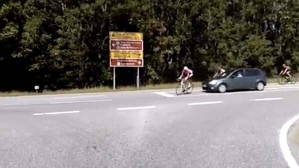 Wielrenner met engeltje op zijn schouder wordt geschept door maniak in auto