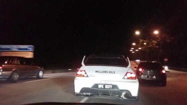 Hersenloze mafketels racen door het verkeer alsof ze in Need For Speed zitten