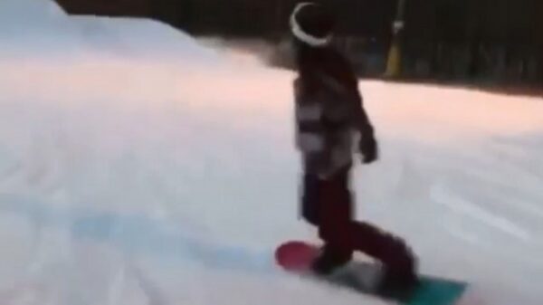 Snowboardchick grind een verdienstelijk stukje over railing