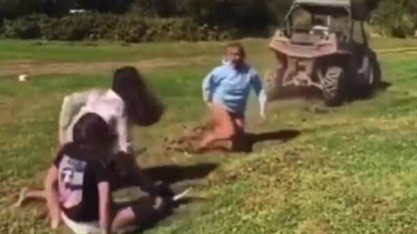 Buggy verliest onderweg zijn lading